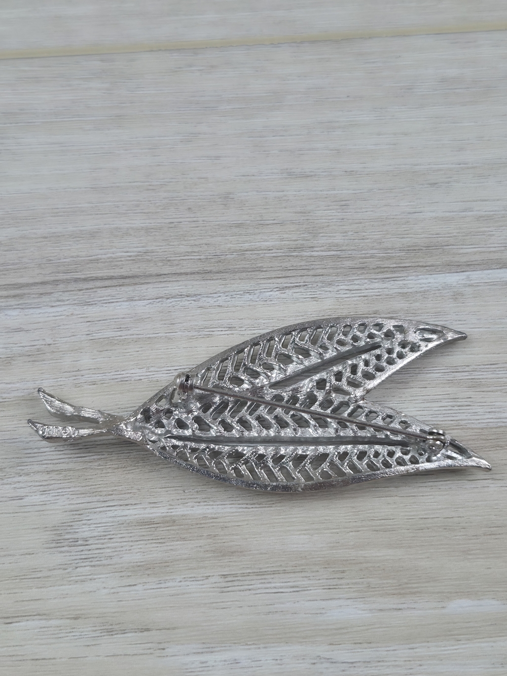 ​Vintage J.J. Signed Silver Tone Openwork Chevron Leaf Brooch Pin Jonette Jewelr - Picture 2 of 4